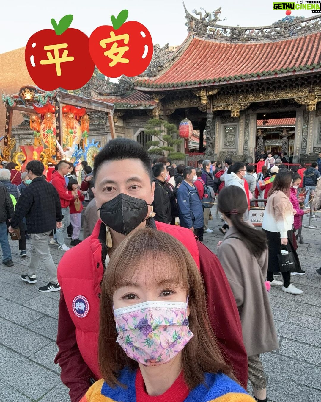 Yvonne Lim Instagram - 大年初二,跟 @alextien 为我们一家祈福,拜个平安健康!🙏🏻🧧 . 再赶回家下厨,🔟道菜...十全十美!🙌🏻🍊🍊 . #大年初二 #yearofthedragon🐲 #myjoyandhappiness #mysunshine #happymummy #happyAJ #happyAlexa #平安 #健康 #感恩