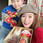 Yvonne Lim Instagram - Anyone has CNY anxiety like me? 🤔 Told myself to take a CNY break this year...not gonna do anything just rest...but i failed again when friends mentioned they missed my cny pineapple balls...😂😜 . Presenting handmade chinese new year goodies made from the heart..huat ah! 🙌🏻 . 孩子们又看到我熬夜马不停蹄地搓搓捏捏手工制作新年礼盒的凤梨酥，费南雪了..🥰😝 . 一份心意，诚意及祝福...向大家介绍我的新年礼盒《好运“龙”来》！🧧🐲 . 经典旺旺来凤梨酥，加上 @alextien 取名为黄金万两凤梨费南雪(Financiers) 还有 “龍宝平安”！你们会喜欢吗？😍😄 . #dragonyeariscoming #chinesenewyeargoodies #chinesenewyeargiftbox #homemade #madewithlove #bakedwithlove #happymummy #myjoyandhappiness #mysunshine #还在赶货中 #朋友们喜欢我就开心 #平安 #健康 #感恩 #