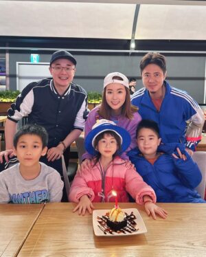 Yvonne Lim Instagram - Rushed back to bake a cake (mommy have to be fair to both) for Alexa’s birthday…and she is 7! 🥳 Seeing my 2 babies growing up into 2 individual personalities day by day is amazing and I am cherishing every moment of it, though parenting can be quite a challenge at times…😝🥰
.
So another late night baking (sorry was rushing so no video taken 😅). This time a #kuromi cake after her Disney princesses phase 🙌🏻😄😃
.
孩子们12月份及1月份的生日不是学校假期而是考试周期…对他们来说也许有点扫兴😅…但我还是安排了一些小活动也到她爱的餐厅用餐，她说是happiest day,
我想那就对了…🥰
.
#firstcakeof2024
#birthdaycake
#Alexaturned7
#happyAJ
#hello2024
#2024bekind
#2024yearofchange
#greengrapechiffoncake
#myjoyandhappiness
#mysunshine
#familyiseverything
#family
#wearetiens
#bakedwithlove
#madewithlove
#平安
#健康
#感恩