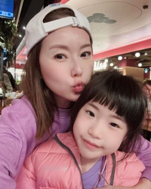 Yvonne Lim Instagram - Rushed back to bake a cake (mommy have to be fair to both) for Alexa’s birthday…and she is 7! 🥳 Seeing my 2 babies growing up into 2 individual personalities day by day is amazing and I am cherishing every moment of it, though parenting can be quite a challenge at times…😝🥰
.
So another late night baking (sorry was rushing so no video taken 😅). This time a #kuromi cake after her Disney princesses phase 🙌🏻😄😃
.
孩子们12月份及1月份的生日不是学校假期而是考试周期…对他们来说也许有点扫兴😅…但我还是安排了一些小活动也到她爱的餐厅用餐，她说是happiest day,
我想那就对了…🥰
.
#firstcakeof2024
#birthdaycake
#Alexaturned7
#happyAJ
#hello2024
#2024bekind
#2024yearofchange
#greengrapechiffoncake
#myjoyandhappiness
#mysunshine
#familyiseverything
#family
#wearetiens
#bakedwithlove
#madewithlove
#平安
#健康
#感恩