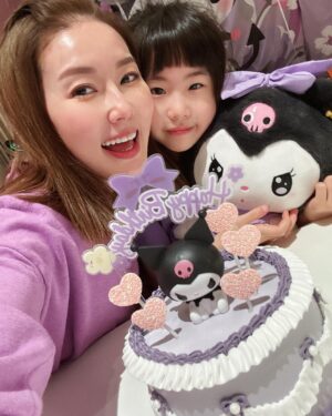 Yvonne Lim Instagram - Rushed back to bake a cake (mommy have to be fair to both) for Alexa’s birthday…and she is 7! 🥳 Seeing my 2 babies growing up into 2 individual personalities day by day is amazing and I am cherishing every moment of it, though parenting can be quite a challenge at times…😝🥰
.
So another late night baking (sorry was rushing so no video taken 😅). This time a #kuromi cake after her Disney princesses phase 🙌🏻😄😃
.
孩子们12月份及1月份的生日不是学校假期而是考试周期…对他们来说也许有点扫兴😅…但我还是安排了一些小活动也到她爱的餐厅用餐，她说是happiest day,
我想那就对了…🥰
.
#firstcakeof2024
#birthdaycake
#Alexaturned7
#happyAJ
#hello2024
#2024bekind
#2024yearofchange
#greengrapechiffoncake
#myjoyandhappiness
#mysunshine
#familyiseverything
#family
#wearetiens
#bakedwithlove
#madewithlove
#平安
#健康
#感恩