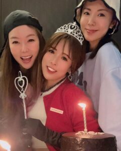 Yvonne Lim Instagram - Birthday girl specially requested my Chocolate Banana Cake so no matter how late it is...and even though i accidentally spilled my bowl of chocolate ganache on the floor 🤦🏻‍♀️ I'm just so glad i made it on time! 🥰🙌🏻 . 我又来半夜做蛋糕了...😜🤣 #tbt . #birthdaycake #specialrequest #bakedwithlove #homebaked #chocolatebananacake #半夜 #夜猫子 #生日蛋糕 #平安 #健康 #感恩