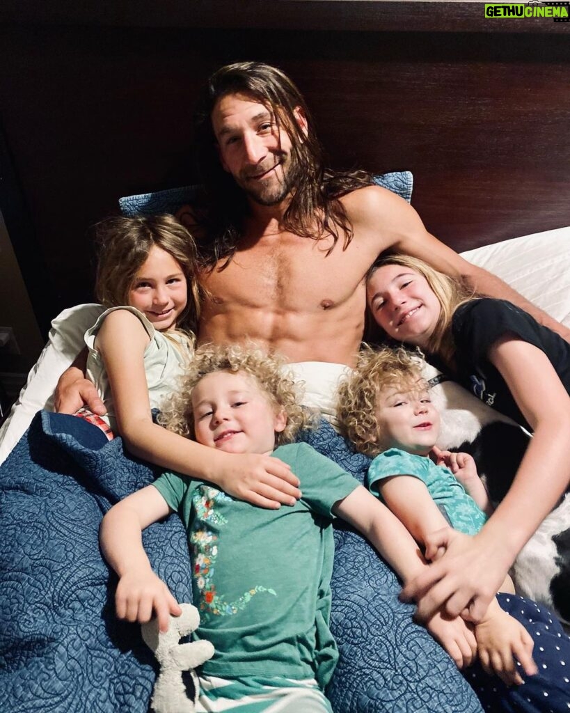 Zach McGowan Instagram - Happy Saint Paddy’s day from the leprechauns and I ❤️🍀🇮🇪 @beingbossmama on the 📷❤️