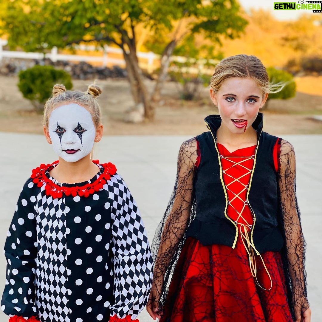 Zach McGowan - 10.1K Likes - Happy Halloween 🎃
Hair and make up credit: me :)❤️
@maryhj and @beingbossmama on costumes.