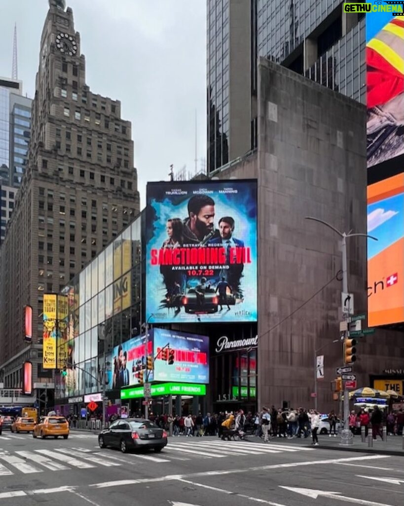 Zach McGowan Instagram - What’s up Times Square. See you tomorrow for the @sanctioningevil premiere NYC. Available on VOD and Demand October 7th. @verticalentertainment @tobiastruvillion @tarynmanning @robcsimmons @antenovakovic4 @damien.ny @kyletravissharp and everyone I missed. 🍻❤️🙌🎥🎬🧔🏻