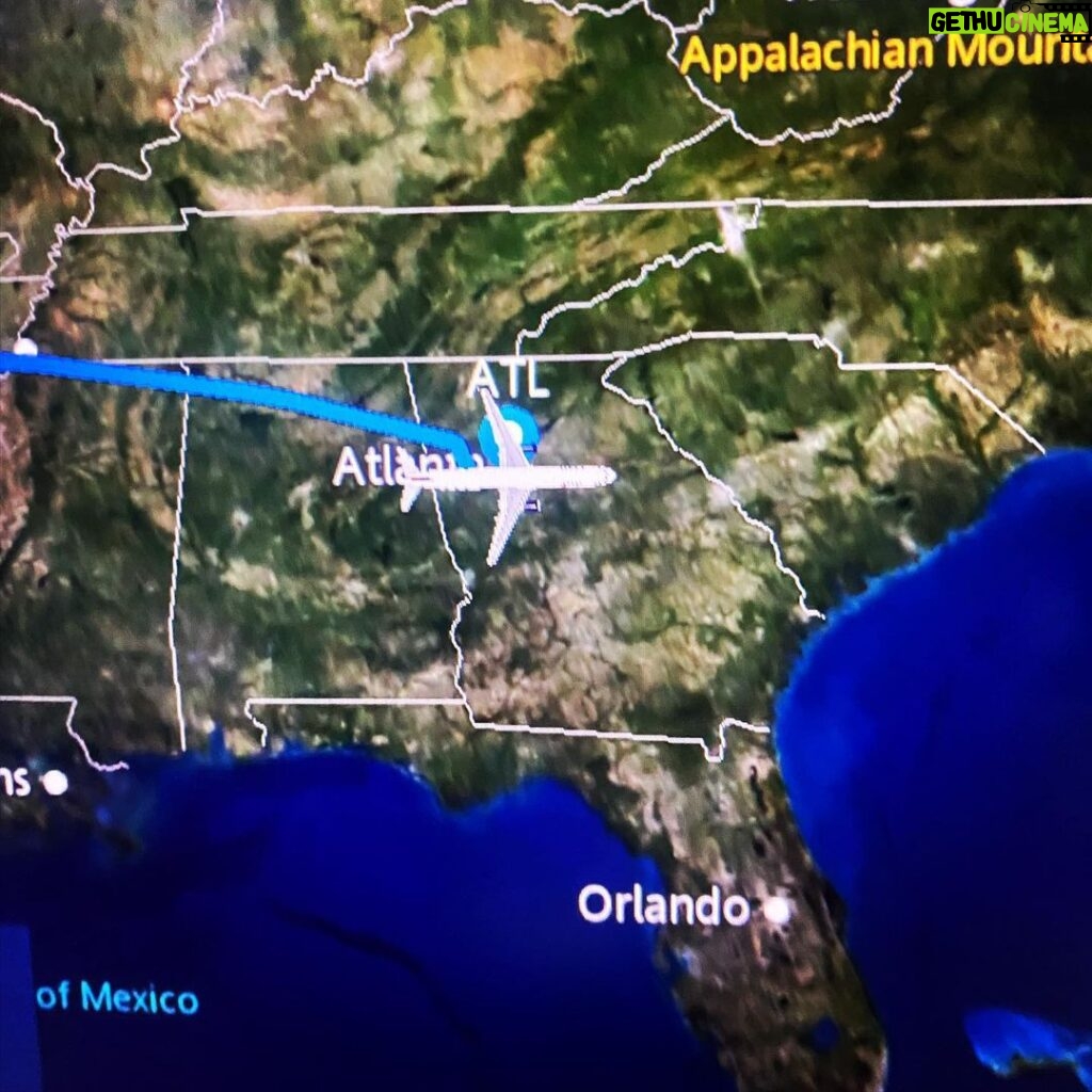 Zach McGowan Instagram - I just landed in Atlanta for @dragoncon let’s go! ✌️❤️🍻