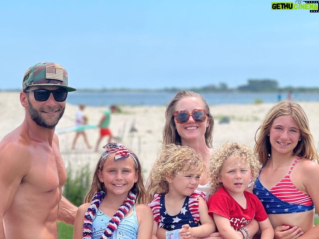 Zach McGowan Instagram - Happy Fourth of July from strong Island ✌️❤️🍻🇺🇸🇺🇸🇺🇸🇺🇸🇺🇸🇺🇸