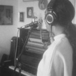 Zahara Instagram - En @lacasamurada tienen un armonio, el instrumento que tocaba mi abuela Catalina en la Capilla del Hospital De Santiago. Llevo años grabando allí y jamás me había dado cuenta de que tenían uno hasta que fuimos con @mjllergo hace unos meses. Es un instrumento mágico, como un órgano pequeño, que suena gracias al aire que entra mediante fuelles que se accionan con los pedales. Mi padre me dijo que mi abuela era capaz de tocarlo sin que oyeras el pedaleo. Yo no conseguí alcanzar su delicadeza, pero sí que sentí una magia especial cuando empecé a tocarlo y esa primera rueda de acordes que nació en ese momento dio paso a lo que es hoy •Superpoder•, una de las canciones que @perarnauiv y yo hemos producido para el nuevo disco de María José. Componer con ella ha sido un aprendizaje, un viaje a su cabeza llena de lumbres, de torres altas, de amores y fortalezas. Mientras cantaba esta canción se le saltaban las lágrimas, incapaz de contener la emoción. Muy fuerte tenerla al lado y ver toda esa energía y sintiéndola con ella. Gracias, querida, por este regalazo, por dejarme formar parte de tu música y de tu vida. Te quiero y te admiro.