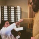 Zahara Instagram – En @lacasamurada tienen un armonio, el instrumento que tocaba mi abuela Catalina en la Capilla del Hospital De Santiago.
Llevo años grabando allí y jamás me había dado cuenta de que tenían uno hasta que fuimos con @mjllergo hace unos meses.
Es un instrumento mágico, como un órgano pequeño, que suena gracias al aire que entra mediante fuelles que se accionan con los pedales. Mi padre me dijo que mi abuela era capaz de tocarlo sin que oyeras el pedaleo. Yo no conseguí alcanzar su delicadeza, pero sí que sentí una magia especial cuando empecé a tocarlo y esa primera rueda de acordes que nació en ese momento dio paso a lo que es hoy •Superpoder•, una de las canciones que @perarnauiv y yo hemos producido para el nuevo disco de María José.
Componer con ella ha sido un aprendizaje, un viaje a su cabeza llena de lumbres, de torres altas, de amores y fortalezas.
Mientras cantaba esta canción se le  saltaban las lágrimas, incapaz de contener la emoción. Muy fuerte tenerla al lado y ver toda esa energía y sintiéndola con ella.

Gracias, querida, por este regalazo, por dejarme formar parte de tu música y de tu vida.
Te quiero y te admiro.