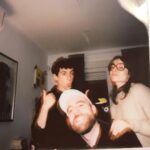Zahara Instagram - Conocí a Pablo en el curso de composición que di el año pasado en Casa Murada. Un grupo de personas majísimas vinieron a pasar unos días conmigo y a que les compartiera mi manera de hacer canciones. Fueron unas sesiones fantásticas en las que aprendí muchísimo y de las que me llevé grandes amigas. Me apetecía que nos conociéramos allí y descubrirnos todas a la vez, así que antes del curso preferí no saber lo que hacían para no tener una idea previa. No los escuché hasta la última noche cuando, tras la intensidad de esos días, cada uno se encerró en su espacio a intentar componer algo. Hubo propuestas realmente preciosas y especiales, pero al escuchar lo que Pablo había hecho en ese ratito supe desde ese mismo instante que quería permanecer a su lado observando a dónde le llevaba su imaginación. Recuerdo abrazarnos llorando y decirle, “Pablo, no es solo que me emocione que esto haya surgido aquí, es que esta música que estás haciendo es la que yo quiero escuchar. Has creado lo que busco siempre que escucho a alguien por primera vez.” Esa misma noche escribí a Guille, a Ernesto y a Martí y les dije ¿estoy loca si ficho a este chico? No sabía ni cómo enfrentarme a este proyecto tan especial, solo supe que quería cuidarlo, mimarlo, acompañarle, intentar sumar todo lo que pudiera. Quería formar parte del crecimiento de este artista que considero mágico, magnético, diferente y único. Hoy tengo la suerte de contaros que esa primera intuición no estaba equivocada, que lo que escuché aquella noche fue la primera de una cantidad de canciones preciosas que me tocan fuerte el corazón. Ha compuesto y producido un disco que es un puzzle, una joya de orfebrería, una suerte de emociones concentradas en unas melodías de agarrarte con amor y no querer soltarte. El nuevo disco de @caracazador saldrá con @gozzrecords y es toda una responsabilidad y una ilusión enormes, un reto personal y artístico como nunca antes he tenido y del que quiero haceros partícipe. Poco a poco os iremos mostrando estas canciones preciosas y si queréis ir conociéndolo podéis pasar por sus redes para estar ya preparadas para lo que viene que sin duda, para mí, es gigante. 📸 @hector.penya
