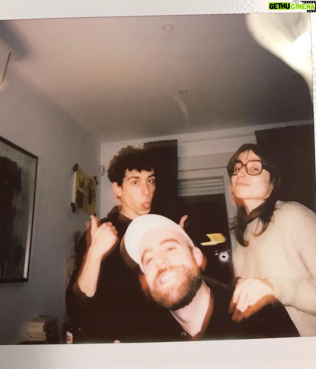 Zahara Instagram - Conocí a Pablo en el curso de composición que di el año pasado en Casa Murada. Un grupo de personas majísimas vinieron a pasar unos días conmigo y a que les compartiera mi manera de hacer canciones. Fueron unas sesiones fantásticas en las que aprendí muchísimo y de las que me llevé grandes amigas. Me apetecía que nos conociéramos allí y descubrirnos todas a la vez, así que antes del curso preferí no saber lo que hacían para no tener una idea previa. No los escuché hasta la última noche cuando, tras la intensidad de esos días, cada uno se encerró en su espacio a intentar componer algo. Hubo propuestas realmente preciosas y especiales, pero al escuchar lo que Pablo había hecho en ese ratito supe desde ese mismo instante que quería permanecer a su lado observando a dónde le llevaba su imaginación. Recuerdo abrazarnos llorando y decirle, “Pablo, no es solo que me emocione que esto haya surgido aquí, es que esta música que estás haciendo es la que yo quiero escuchar. Has creado lo que busco siempre que escucho a alguien por primera vez.” Esa misma noche escribí a Guille, a Ernesto y a Martí y les dije ¿estoy loca si ficho a este chico? No sabía ni cómo enfrentarme a este proyecto tan especial, solo supe que quería cuidarlo, mimarlo, acompañarle, intentar sumar todo lo que pudiera. Quería formar parte del crecimiento de este artista que considero mágico, magnético, diferente y único. Hoy tengo la suerte de contaros que esa primera intuición no estaba equivocada, que lo que escuché aquella noche fue la primera de una cantidad de canciones preciosas que me tocan fuerte el corazón. Ha compuesto y producido un disco que es un puzzle, una joya de orfebrería, una suerte de emociones concentradas en unas melodías de agarrarte con amor y no querer soltarte. El nuevo disco de @caracazador saldrá con @gozzrecords y es toda una responsabilidad y una ilusión enormes, un reto personal y artístico como nunca antes he tenido y del que quiero haceros partícipe. Poco a poco os iremos mostrando estas canciones preciosas y si queréis ir conociéndolo podéis pasar por sus redes para estar ya preparadas para lo que viene que sin duda, para mí, es gigante. 📸 @hector.penya
