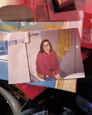 Zahara Instagram - Ayer cumplí 40 años.

Mi amigo @sergio_vufalo me dijo que ya le había dado la vuelta al jamón, pero la verdad es que tengo la sensación de estar empezándolo ahora. Tambien me preguntó por mi año favorito de esta década y creo que ha sido este último, pero igual me pasa como con las canciones, que la última que hago es la que más me representa y por eso es la que más me gusta.

Aún así siento que me despido de los 30 muy, muy feliz y afortunada por el cariño que recibo, por el amor que me dan las personas que tengo a mi lado, por la familia preciosa que tengo, la elegida y en la que he nacido. Me siento muy amada tal y como soy y me alegra afrontar esta nueva década desde este lugar tan bello, con tanta energía preciosa, con tantas canciones y conciertos a mis espaldas, pero sintiendo que todo es posible todavía.
Gracias por vuestras felicitaciones, por cuidarme en la distancia, por tantas cosas bonitas que me decís.
Voy camino de Málaga para seguir celebrando haciendo lo que más me gusta en el mundo.

Qué guay 😊

• las fotos son de @labenitoescribe menos la felicitación de mijo que la hizo mi madre y la última que es mía •