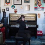 Zahara Instagram – S E P T I E M B R E

@beigott_noemielias me hizo esta foto en el salón donde nacieron las canciones de PUTA.

Ya no es mi salón, ahora ese piano suena entre otras paredes.

Algún día os lo cuento.