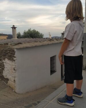 Zahara Instagram - verano niño mirando cosas golondrinas tirada en el suelo niño mirando cosas otra vez verano

#zybichinati