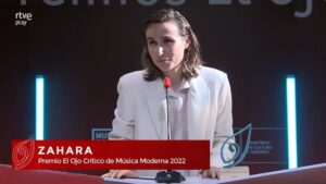 Zahara Instagram - “Ojalá, con 12 años, hubiera encontrado canciones como estas con las que sentirme identificada y pensar que lo que me estaba pasando no era culpa mía, y que podía pedir ayuda aunque eso hubiera supuesto no haber escrito nunca este disco”.

Como dijeron muchas de mis compañeras ayer, una de las cosas bellas que tienen los premios es que nos permiten ser vistas, se enciende un foco en un momento en el que parece que solo hay interferencias. El arte sigue ahí buscando su hueco para mostrarse, para sanarnos, para exponer sobre la mesa los problemas sociales y personales, es el escudo cuando ponemos nuestro cuerpo para expresarnos. 

Ayer en la entrega de los premios @ojocritico_rne , entre Pilar del Río y Laura Chivite, pude ver a estas personas llenas de talento, pude escucharlas y me sentí afortunada de compartir noche con ellas.
El premio (que es de mi color favorito) me lo entregó mi queridísimo Rodrigo Cuevas, al que admiro y quiero mucho mucho mucho, y en el público estaban mis compañeros Martí y Guille, como siempre, sosteniéndome en la distancia, con amor y ternura.

Gracias por este premio, gracias al jurado por pensar en mí, gracias a rtve por una gala fantástica. 

Gracias a @estelabenitez_stylist , como siempre, por vestirme: @casa_otrura @drmartensofficial @ttarragopr @thekooples.

Gracias a mis padres, a mi familia a todas las personas que siempre han estado ahí.