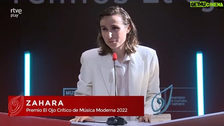 Zahara Instagram - “Ojalá, con 12 años, hubiera encontrado canciones como estas con las que sentirme identificada y pensar que lo que me estaba pasando no era culpa mía, y que podía pedir ayuda aunque eso hubiera supuesto no haber escrito nunca este disco”. Como dijeron muchas de mis compañeras ayer, una de las cosas bellas que tienen los premios es que nos permiten ser vistas, se enciende un foco en un momento en el que parece que solo hay interferencias. El arte sigue ahí buscando su hueco para mostrarse, para sanarnos, para exponer sobre la mesa los problemas sociales y personales, es el escudo cuando ponemos nuestro cuerpo para expresarnos. Ayer en la entrega de los premios @ojocritico_rne , entre Pilar del Río y Laura Chivite, pude ver a estas personas llenas de talento, pude escucharlas y me sentí afortunada de compartir noche con ellas. El premio (que es de mi color favorito) me lo entregó mi queridísimo Rodrigo Cuevas, al que admiro y quiero mucho mucho mucho, y en el público estaban mis compañeros Martí y Guille, como siempre, sosteniéndome en la distancia, con amor y ternura. Gracias por este premio, gracias al jurado por pensar en mí, gracias a rtve por una gala fantástica. Gracias a @estelabenitez_stylist , como siempre, por vestirme: @casa_otrura @drmartensofficial @ttarragopr @thekooples. Gracias a mis padres, a mi familia a todas las personas que siempre han estado ahí.