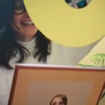 Zahara Instagram – Ha llegado la Semana Santa 😇

Me hace muy feliz ver cómo ya os están llegando los primeros vinilos y estáis descubriendo lo majo que nos ha quedado.
Para los que todavía estáis esperando y queréis descubrir cómo es por dentro aquí os dejo un unboxing estupendo✨.
