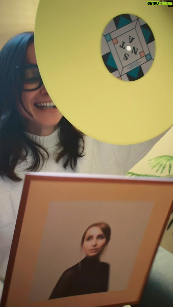 Zahara Instagram - Ha llegado la Semana Santa 😇 Me hace muy feliz ver cómo ya os están llegando los primeros vinilos y estáis descubriendo lo majo que nos ha quedado. Para los que todavía estáis esperando y queréis descubrir cómo es por dentro aquí os dejo un unboxing estupendo✨.