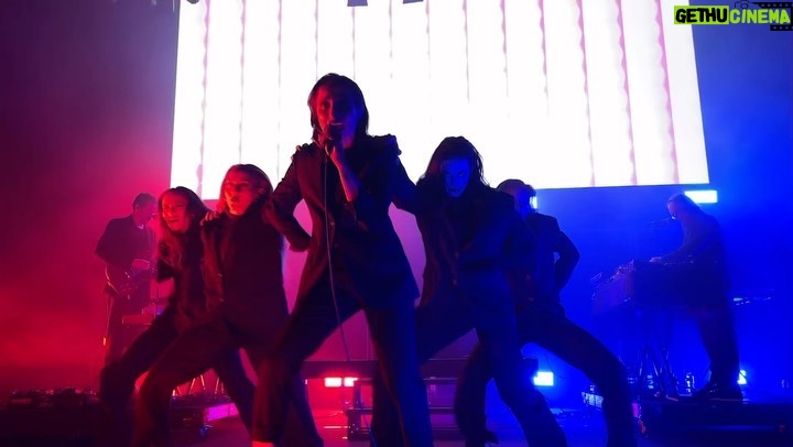 Zahara Instagram - ZAHARAVE comenzó el pasado sábado en el ZEID FESTIVAL y pasará por el San San este jueves santo a la 01:10h. Otras fechas donde nos podréis ver son: 14/05 Tecate Emblema Festival, CDMX 15/07 Alma Jardins Pedralbes, Barcelona 13,14/10 Hermosa Fest, Murcia. Es muy fuerte lo que siento con este repertorio y me hace súper feliz haber podido crear un espacio donde expresarnos y ser tan libres. Gracias a este equipazo que lo ha hecho posible. Video grabado y editado por @william_warrior ZAHARA Voz, sintes, sampler y dirección artística MARTÍ PERARNAU IV @perarnauiv Sistemas electrónicos, sintetizadores y coros MANUEL CABEZALÍ @manuelcabezali Guitarra, bajo, teclado, sintes y coros OLGA PÉREZ @olggasuarez Bailarina y coreógrafa ESTHER CASTERÁ @esthercastera MARÍA JOSÉ GÓMEZ @mariajoggomez SARA HERNÁNDEZ @saritahernandz Bailarinas SERGIO VERA @sergio_vufalo Ingeniero de sonido P.A. NOELIA DE MIGUEL @pelirose Ingeniera sonido monitores NITRO @nitratocaster JAVIER CASTELLANO GONZALO RODRÍGUEZ Backliner JOSEBA IÑAKI MARTÍN Stage manager LAURA LORENZO @laurasiempremas Tour manager RAQUEL DÍAZ Tour Manager SOMOS LUZ ESTUDIOS @somosluz.eu Stage design and lighting design DIEGO GARCÍA @diegogarcialuces Programador y operador de luces ANTONIO MOLINA Técnico de iluminación ABEL MOLINA @eibolab EMILIO LORENTE @emilio_lorente GUILLERMO GUERRERO @william_warrior Visuales PINKHOUSE MANAGEMENT @pinkhousemgmt Management y booking ERNESTO MUÑOZ ALFONSO VALVERDE MIGUEL LECHUGA ANDARES MANCHEGOS GELU GALVÁN Transportes y logística FRANCISCO RUZ Conductor TUÁ PRO Proveedor de iluminación ESTELA BENÍTEZ @estelabenitez_stylist Vestuario