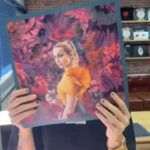 Zahara Instagram – Amiguis, no queda nada para que podáis tener el vinilo de SANTA en vuestras manos. La verdad es que nos ha quedado precioso con todas sus portadas, el vinilo amarillo, el interior estampado…
Hemos hecho poquitos así que si no os queréis quedar sin él podéis comprarlo ya en preventa o esperar al 01 de diciembre y acercaros a vuestra tienda favorita. Y si estáis en Madrid, el jueves 30 de noviembre a partir de las 18h estaré en @marilians_records firmando.