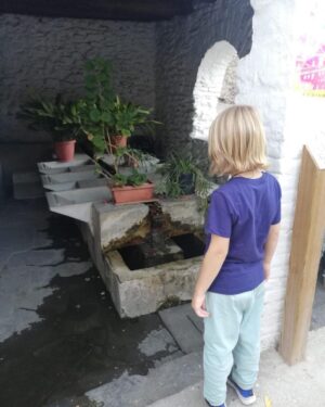 Zahara Instagram - verano niño mirando cosas golondrinas tirada en el suelo niño mirando cosas otra vez verano

#zybichinati