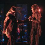 Zahara Instagram – Ayer nos hicieron estas fotos preciosas en la despedida de esta etapa en Madrid, y yo iba haciendo fotos en mi cabeza para guardármelas para siempre conmigo:

Yo derrumbándome en TAYLOR pensando, nena, que te queda todo el concierto; coge esta emoción pero no te desbordes.

El público lleno de personas de todas partes, de todas las edades, de todos los tiempos, pero con la misma entrega desde la primera a la última fila.

Cuando miré a @manuelcabezali y a @perarnauiv y supe que todo iba a salir bien.

Vuestras voces cantando por encima de la mía todo el show.

Cuando en canción política quería mantener el tipo y mostrarme seria, pero solo podía sonreír de estar viviendo el momento más flipante de mi vida.

@evantartida cantando DOLORES como si la hubiese compuesto para ella.

@labenitoescribe acompañándome al ladito del escenario.

Mis padres emocionados en el público.

El abrazo de @sergio_vufalo antes de salir. 

El abrazo con @william_warrior cuando ya nos despedimos.

La generosidad de @enrique_millanfg 

Mi familia en esta gira a la que voy a echar de menos durante este año y medio.

Cuando todos gritasteis “la puta era yo”.

Las lágrimas de @olggasuarez antes de salir.

El prohibido pasarlo mal.

Las piernas en lo alto tiradas en el escenario de la mano y gritando.

📸 @darachriss