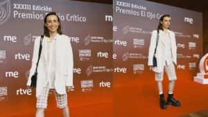 Zahara Instagram - “Ojalá, con 12 años, hubiera encontrado canciones como estas con las que sentirme identificada y pensar que lo que me estaba pasando no era culpa mía, y que podía pedir ayuda aunque eso hubiera supuesto no haber escrito nunca este disco”.

Como dijeron muchas de mis compañeras ayer, una de las cosas bellas que tienen los premios es que nos permiten ser vistas, se enciende un foco en un momento en el que parece que solo hay interferencias. El arte sigue ahí buscando su hueco para mostrarse, para sanarnos, para exponer sobre la mesa los problemas sociales y personales, es el escudo cuando ponemos nuestro cuerpo para expresarnos. 

Ayer en la entrega de los premios @ojocritico_rne , entre Pilar del Río y Laura Chivite, pude ver a estas personas llenas de talento, pude escucharlas y me sentí afortunada de compartir noche con ellas.
El premio (que es de mi color favorito) me lo entregó mi queridísimo Rodrigo Cuevas, al que admiro y quiero mucho mucho mucho, y en el público estaban mis compañeros Martí y Guille, como siempre, sosteniéndome en la distancia, con amor y ternura.

Gracias por este premio, gracias al jurado por pensar en mí, gracias a rtve por una gala fantástica. 

Gracias a @estelabenitez_stylist , como siempre, por vestirme: @casa_otrura @drmartensofficial @ttarragopr @thekooples.

Gracias a mis padres, a mi familia a todas las personas que siempre han estado ahí.
