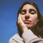 Zahara Instagram - Esa rosa es mía. Y ese pedazo de cielo azul también es mío. El texto no es mío, es de @labenitoescribe y lo estoy leyendo con calma al sol y me está sabiendo el café, que sí que es mío, a gloria. El muñeco que riega es de él mismo, pero un poco mío tambien es. Las rosas rosas son muy bonitas y ya no sé a quién pertenecen. MÍO