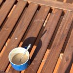 Zahara Instagram - Esa rosa es mía. Y ese pedazo de cielo azul también es mío. El texto no es mío, es de @labenitoescribe y lo estoy leyendo con calma al sol y me está sabiendo el café, que sí que es mío, a gloria. El muñeco que riega es de él mismo, pero un poco mío tambien es. Las rosas rosas son muy bonitas y ya no sé a quién pertenecen. MÍO