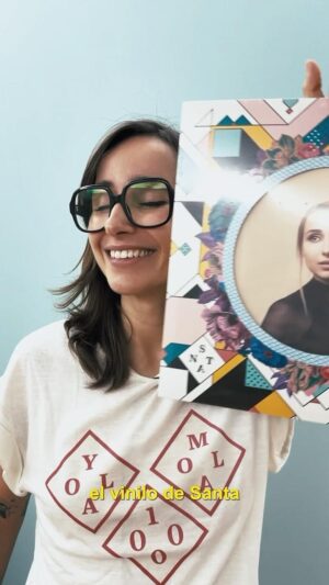 Zahara Instagram - Pasará el tiempo, pero una cosa nunca cambiará y es que Yola Mola Mil.

Y si no os lo creéis, me veis el video para comprobarlo y así de paso os enteráis de que el 1 de diciembre sale por fin el vinilo de SANTA, madre mía de mis amores.

La preventa se activa el miércoles y si la hacéis en la web de GOZZ podéis llevaros un ejemplar firmado. Alegría, navidad.