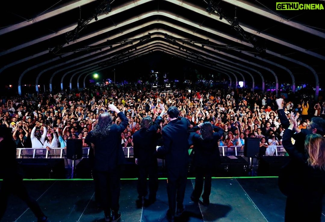 Zahara Instagram - Aún nos dura el subidón de lo que pasó en CDMX el pasado domingo y ya estamos contando los días para las siguientes raves. Hoy por fin puedo contaros que estaremos en el @dcodefest el próximo 09 de septiembre. 🖤🖤🖤🖤🖤🖤 Antes estaremos en Barcelona el 15 de julio junto con @delaporte.music y en La Manga (Murcia) el 13 de octubre. 📸 @joxography