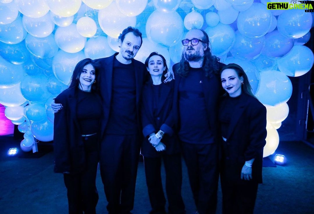 Zahara Instagram - Aún nos dura el subidón de lo que pasó en CDMX el pasado domingo y ya estamos contando los días para las siguientes raves. Hoy por fin puedo contaros que estaremos en el @dcodefest el próximo 09 de septiembre. 🖤🖤🖤🖤🖤🖤 Antes estaremos en Barcelona el 15 de julio junto con @delaporte.music y en La Manga (Murcia) el 13 de octubre. 📸 @joxography