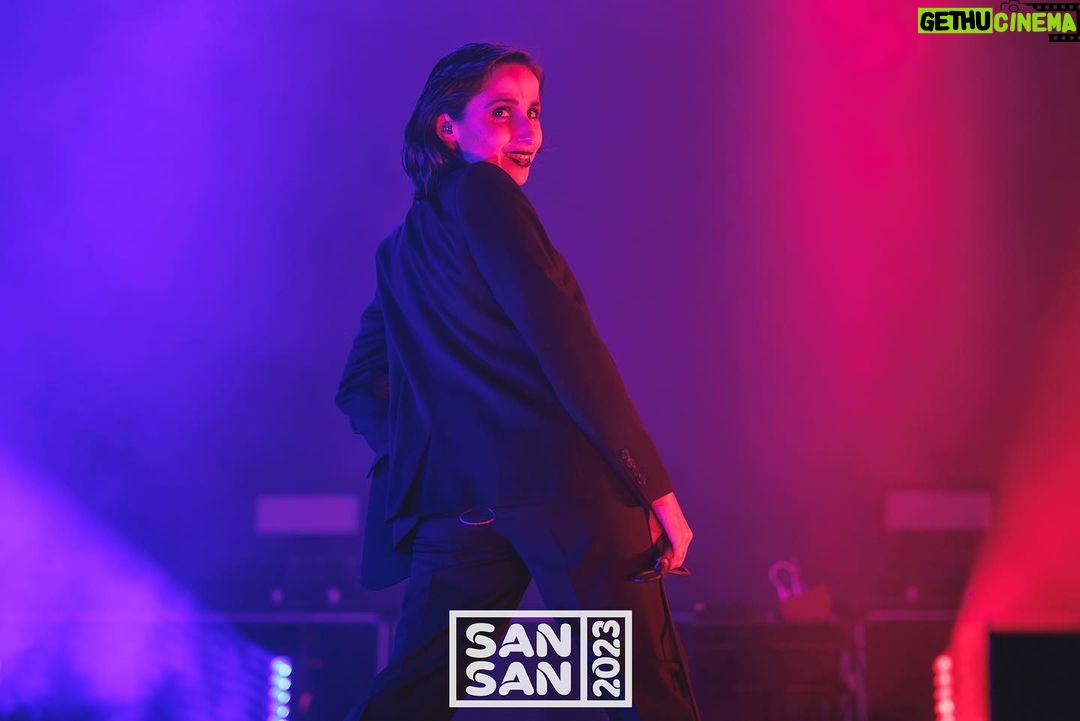 Zahara Instagram - Gracias, @sansanfestival por cuidarnos tanto. Me duele cada centímetro de mi ser, pero mereció la pena. Esta propuesta la haremos muy pocas veces este año y eso hace que se nos dejemos la vida cada vez, desde que escuchamos el manifiesto con el que abrimos hasta el último acorde de Flowers. Gracias a @ainhoalaucirica, @javierbragado y @patrymartinphoto por las fotos. 🖤🖤🖤🖤🖤 🕴️🕴️🕴️🕴️🕴️ SanSan Festival