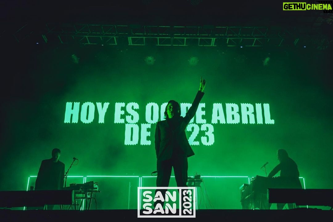Zahara Instagram - Gracias, @sansanfestival por cuidarnos tanto. Me duele cada centímetro de mi ser, pero mereció la pena. Esta propuesta la haremos muy pocas veces este año y eso hace que se nos dejemos la vida cada vez, desde que escuchamos el manifiesto con el que abrimos hasta el último acorde de Flowers. Gracias a @ainhoalaucirica, @javierbragado y @patrymartinphoto por las fotos. 🖤🖤🖤🖤🖤 🕴️🕴️🕴️🕴️🕴️ SanSan Festival