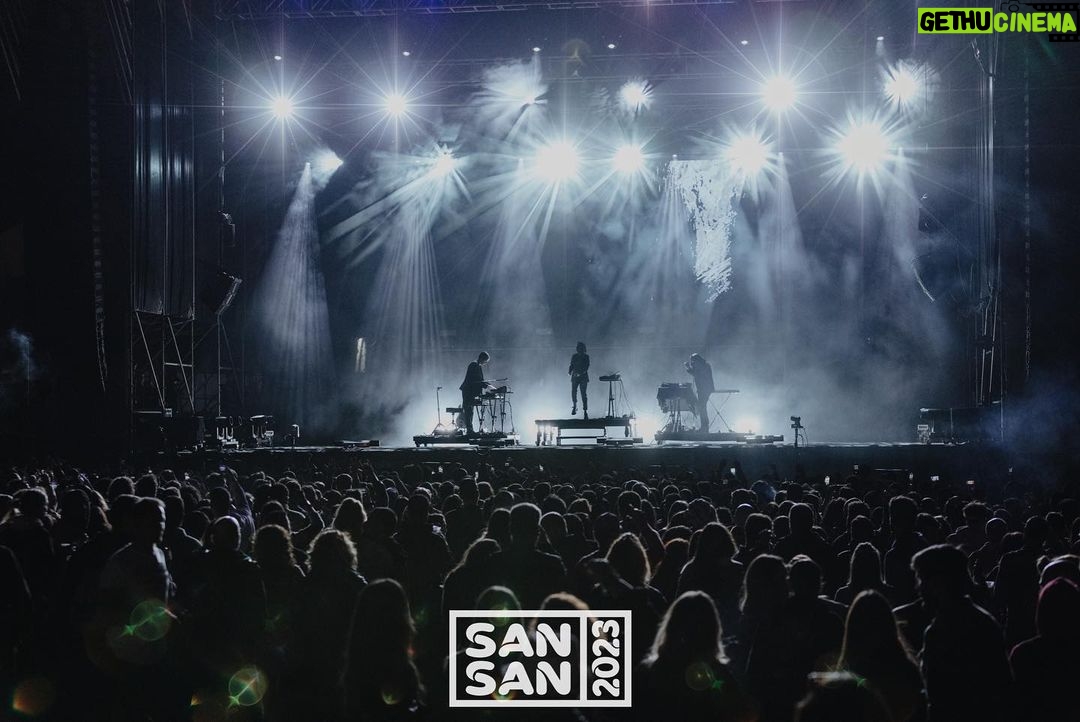 Zahara Instagram - Gracias, @sansanfestival por cuidarnos tanto. Me duele cada centímetro de mi ser, pero mereció la pena. Esta propuesta la haremos muy pocas veces este año y eso hace que se nos dejemos la vida cada vez, desde que escuchamos el manifiesto con el que abrimos hasta el último acorde de Flowers. Gracias a @ainhoalaucirica, @javierbragado y @patrymartinphoto por las fotos. 🖤🖤🖤🖤🖤 🕴️🕴️🕴️🕴️🕴️ SanSan Festival