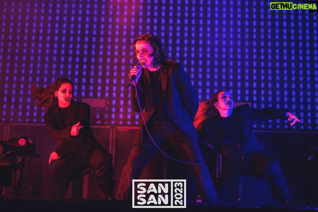 Zahara Instagram - Gracias, @sansanfestival por cuidarnos tanto. Me duele cada centímetro de mi ser, pero mereció la pena. Esta propuesta la haremos muy pocas veces este año y eso hace que se nos dejemos la vida cada vez, desde que escuchamos el manifiesto con el que abrimos hasta el último acorde de Flowers. Gracias a @ainhoalaucirica, @javierbragado y @patrymartinphoto por las fotos. 🖤🖤🖤🖤🖤 🕴️🕴️🕴️🕴️🕴️ SanSan Festival