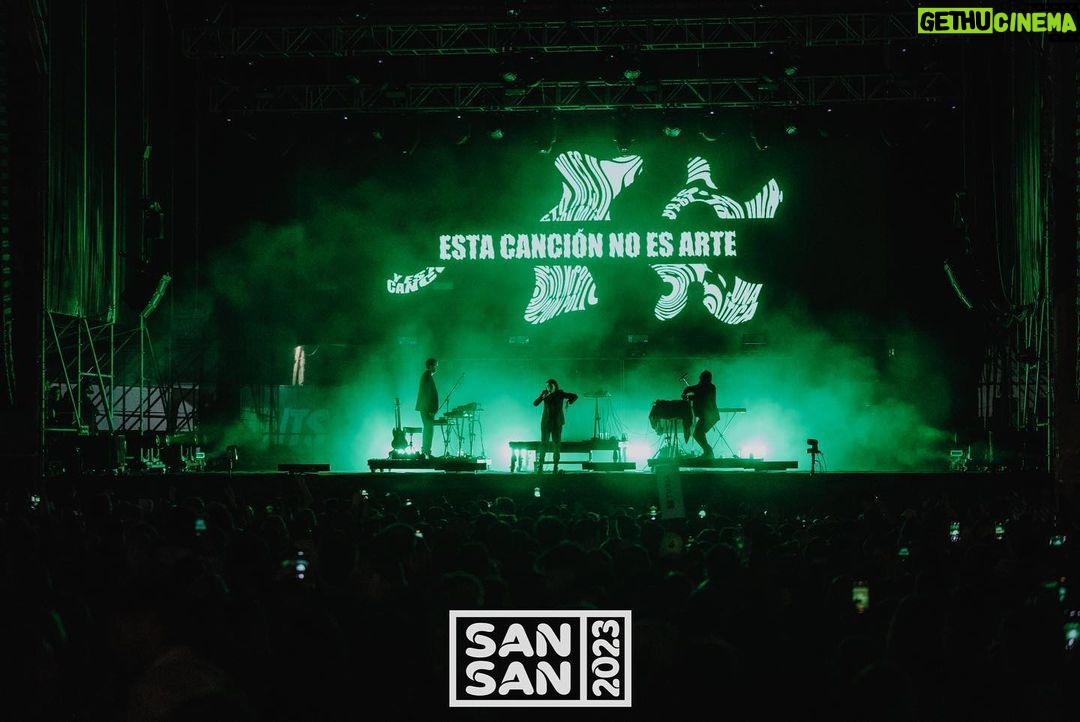 Zahara Instagram - Gracias, @sansanfestival por cuidarnos tanto. Me duele cada centímetro de mi ser, pero mereció la pena. Esta propuesta la haremos muy pocas veces este año y eso hace que se nos dejemos la vida cada vez, desde que escuchamos el manifiesto con el que abrimos hasta el último acorde de Flowers. Gracias a @ainhoalaucirica, @javierbragado y @patrymartinphoto por las fotos. 🖤🖤🖤🖤🖤 🕴️🕴️🕴️🕴️🕴️ SanSan Festival