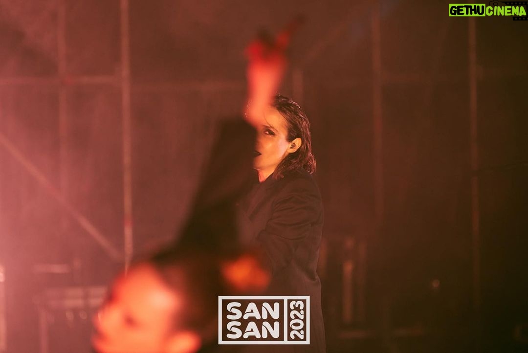 Zahara Instagram - Gracias, @sansanfestival por cuidarnos tanto. Me duele cada centímetro de mi ser, pero mereció la pena. Esta propuesta la haremos muy pocas veces este año y eso hace que se nos dejemos la vida cada vez, desde que escuchamos el manifiesto con el que abrimos hasta el último acorde de Flowers. Gracias a @ainhoalaucirica, @javierbragado y @patrymartinphoto por las fotos. 🖤🖤🖤🖤🖤 🕴️🕴️🕴️🕴️🕴️ SanSan Festival