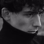 Zahara Instagram - Conocí a Pablo en el curso de composición que di el año pasado en Casa Murada. Un grupo de personas majísimas vinieron a pasar unos días conmigo y a que les compartiera mi manera de hacer canciones. Fueron unas sesiones fantásticas en las que aprendí muchísimo y de las que me llevé grandes amigas. Me apetecía que nos conociéramos allí y descubrirnos todas a la vez, así que antes del curso preferí no saber lo que hacían para no tener una idea previa. No los escuché hasta la última noche cuando, tras la intensidad de esos días, cada uno se encerró en su espacio a intentar componer algo. Hubo propuestas realmente preciosas y especiales, pero al escuchar lo que Pablo había hecho en ese ratito supe desde ese mismo instante que quería permanecer a su lado observando a dónde le llevaba su imaginación. Recuerdo abrazarnos llorando y decirle, “Pablo, no es solo que me emocione que esto haya surgido aquí, es que esta música que estás haciendo es la que yo quiero escuchar. Has creado lo que busco siempre que escucho a alguien por primera vez.” Esa misma noche escribí a Guille, a Ernesto y a Martí y les dije ¿estoy loca si ficho a este chico? No sabía ni cómo enfrentarme a este proyecto tan especial, solo supe que quería cuidarlo, mimarlo, acompañarle, intentar sumar todo lo que pudiera. Quería formar parte del crecimiento de este artista que considero mágico, magnético, diferente y único. Hoy tengo la suerte de contaros que esa primera intuición no estaba equivocada, que lo que escuché aquella noche fue la primera de una cantidad de canciones preciosas que me tocan fuerte el corazón. Ha compuesto y producido un disco que es un puzzle, una joya de orfebrería, una suerte de emociones concentradas en unas melodías de agarrarte con amor y no querer soltarte. El nuevo disco de @caracazador saldrá con @gozzrecords y es toda una responsabilidad y una ilusión enormes, un reto personal y artístico como nunca antes he tenido y del que quiero haceros partícipe. Poco a poco os iremos mostrando estas canciones preciosas y si queréis ir conociéndolo podéis pasar por sus redes para estar ya preparadas para lo que viene que sin duda, para mí, es gigante. 📸 @hector.penya