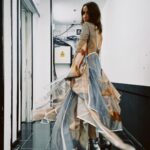 Zahara Instagram - Amo a esta mujer muy fuerte. Amo su manera de cantar, de estar en el escenario, de pensar, de expresarse… He aprendido mucho en este tiempo en el que la estoy conociendo y su confianza en mí me ha llevado a llevar aún más lejos mi música y quien soy. Cuando cantó Sansa conmigo la primera vez, en el estudio, ya me era imposible contener las lágrimas y, el otro día, en su concierto en Madrid, volvió a conmoverme como entonces. Tiene esa cosa única dentro del cuerpo que cuando canta toca todas las fibras del mío y me hace sentir poderosa y vulnerable. Hace unos días no solo tuve el privilegio de cantar nuestra Sansa juntas sino que pude disfrutar de su concierto, de su luz en el escenario y una de las cosas que más me emocionó fue poder escuchar en directo esas canciones que hicimos, junto a Martí, hace unos meses. Para mí ha sido muy fuerte formar parte de Ultrabelleza, saber que algunas de sus canciones son un poco mías. Escuchar algo en lo que he participado, interpretado con tanto amor y con tanto talento y cuidado, me emocionó hasta desbordárseme los lagrimones por la cara. Qué suerte compartir la vida con Maria José, qué bonita Laura que nos cuida, qué ilusión reencontrarme con Sosa que sigue tan precioso como siempre y conocer a Julio. Qué lujo tener siempre a Guille atento a todo, sosteniéndome. Gracias infinitas por aquella noche. Gracias, Maria José, por prestarme tu escenario y a tu público. Gracias por cuidarme y tratarme con tanto respeto y cariño y siempre. Te quiero mucho. Y gracias a Estela por descubrirme a Duarte y así poder llevar precioso vestido que era una fantasía y no podía ser más ideal para una noche tan bonita. Las fotos y vídeos son de @william_warrior, menos la primera que es del @festivalestrellas