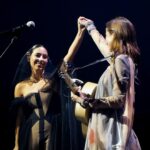 Zahara Instagram - Amo a esta mujer muy fuerte. Amo su manera de cantar, de estar en el escenario, de pensar, de expresarse… He aprendido mucho en este tiempo en el que la estoy conociendo y su confianza en mí me ha llevado a llevar aún más lejos mi música y quien soy. Cuando cantó Sansa conmigo la primera vez, en el estudio, ya me era imposible contener las lágrimas y, el otro día, en su concierto en Madrid, volvió a conmoverme como entonces. Tiene esa cosa única dentro del cuerpo que cuando canta toca todas las fibras del mío y me hace sentir poderosa y vulnerable. Hace unos días no solo tuve el privilegio de cantar nuestra Sansa juntas sino que pude disfrutar de su concierto, de su luz en el escenario y una de las cosas que más me emocionó fue poder escuchar en directo esas canciones que hicimos, junto a Martí, hace unos meses. Para mí ha sido muy fuerte formar parte de Ultrabelleza, saber que algunas de sus canciones son un poco mías. Escuchar algo en lo que he participado, interpretado con tanto amor y con tanto talento y cuidado, me emocionó hasta desbordárseme los lagrimones por la cara. Qué suerte compartir la vida con Maria José, qué bonita Laura que nos cuida, qué ilusión reencontrarme con Sosa que sigue tan precioso como siempre y conocer a Julio. Qué lujo tener siempre a Guille atento a todo, sosteniéndome. Gracias infinitas por aquella noche. Gracias, Maria José, por prestarme tu escenario y a tu público. Gracias por cuidarme y tratarme con tanto respeto y cariño y siempre. Te quiero mucho. Y gracias a Estela por descubrirme a Duarte y así poder llevar precioso vestido que era una fantasía y no podía ser más ideal para una noche tan bonita. Las fotos y vídeos son de @william_warrior, menos la primera que es del @festivalestrellas