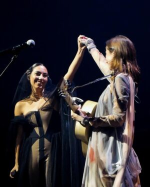 Zahara Instagram - Amo a esta mujer muy fuerte. 
Amo su manera de cantar, de estar en el escenario, de pensar, de expresarse…
He aprendido mucho en este tiempo en el que la estoy conociendo y su confianza en mí me ha llevado a llevar aún más lejos mi música y quien soy.
Cuando cantó Sansa conmigo la primera vez, en el estudio, ya me era imposible contener las lágrimas y, el otro día, en su concierto en Madrid, volvió a conmoverme como entonces.
Tiene esa cosa única dentro del cuerpo que cuando canta toca todas las fibras del mío y me hace sentir poderosa y vulnerable.

Hace unos días no solo tuve el privilegio de cantar nuestra Sansa juntas sino que pude disfrutar de su concierto, de su luz en el escenario y una de las cosas que más me emocionó fue poder escuchar en directo esas canciones que hicimos, junto a Martí, hace unos meses. Para mí ha sido muy fuerte formar parte de Ultrabelleza, saber que algunas de sus canciones son un poco mías. Escuchar algo en lo que he participado, interpretado con tanto amor y con tanto talento y cuidado, me emocionó hasta desbordárseme los lagrimones por la cara. 
Qué suerte compartir la vida con Maria José, qué bonita Laura que nos cuida, qué ilusión reencontrarme con Sosa que sigue tan precioso como siempre y conocer a Julio. Qué lujo tener siempre a Guille atento a todo, sosteniéndome. Gracias infinitas por aquella noche. Gracias, Maria José, por prestarme tu escenario y a tu público. Gracias por cuidarme y tratarme con tanto respeto y cariño y siempre. 
Te quiero mucho.
Y gracias a Estela por descubrirme a Duarte y así poder llevar precioso vestido que era una fantasía y no podía ser más ideal para una noche tan bonita.

Las fotos y vídeos son de @william_warrior, menos la primera  que es del @festivalestrellas
