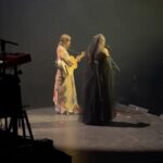 Zahara Instagram - Amo a esta mujer muy fuerte. Amo su manera de cantar, de estar en el escenario, de pensar, de expresarse… He aprendido mucho en este tiempo en el que la estoy conociendo y su confianza en mí me ha llevado a llevar aún más lejos mi música y quien soy. Cuando cantó Sansa conmigo la primera vez, en el estudio, ya me era imposible contener las lágrimas y, el otro día, en su concierto en Madrid, volvió a conmoverme como entonces. Tiene esa cosa única dentro del cuerpo que cuando canta toca todas las fibras del mío y me hace sentir poderosa y vulnerable. Hace unos días no solo tuve el privilegio de cantar nuestra Sansa juntas sino que pude disfrutar de su concierto, de su luz en el escenario y una de las cosas que más me emocionó fue poder escuchar en directo esas canciones que hicimos, junto a Martí, hace unos meses. Para mí ha sido muy fuerte formar parte de Ultrabelleza, saber que algunas de sus canciones son un poco mías. Escuchar algo en lo que he participado, interpretado con tanto amor y con tanto talento y cuidado, me emocionó hasta desbordárseme los lagrimones por la cara. Qué suerte compartir la vida con Maria José, qué bonita Laura que nos cuida, qué ilusión reencontrarme con Sosa que sigue tan precioso como siempre y conocer a Julio. Qué lujo tener siempre a Guille atento a todo, sosteniéndome. Gracias infinitas por aquella noche. Gracias, Maria José, por prestarme tu escenario y a tu público. Gracias por cuidarme y tratarme con tanto respeto y cariño y siempre. Te quiero mucho. Y gracias a Estela por descubrirme a Duarte y así poder llevar precioso vestido que era una fantasía y no podía ser más ideal para una noche tan bonita. Las fotos y vídeos son de @william_warrior, menos la primera que es del @festivalestrellas