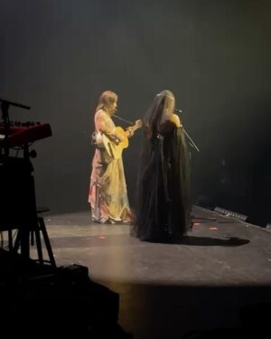 Zahara Instagram - Amo a esta mujer muy fuerte. 
Amo su manera de cantar, de estar en el escenario, de pensar, de expresarse…
He aprendido mucho en este tiempo en el que la estoy conociendo y su confianza en mí me ha llevado a llevar aún más lejos mi música y quien soy.
Cuando cantó Sansa conmigo la primera vez, en el estudio, ya me era imposible contener las lágrimas y, el otro día, en su concierto en Madrid, volvió a conmoverme como entonces.
Tiene esa cosa única dentro del cuerpo que cuando canta toca todas las fibras del mío y me hace sentir poderosa y vulnerable.

Hace unos días no solo tuve el privilegio de cantar nuestra Sansa juntas sino que pude disfrutar de su concierto, de su luz en el escenario y una de las cosas que más me emocionó fue poder escuchar en directo esas canciones que hicimos, junto a Martí, hace unos meses. Para mí ha sido muy fuerte formar parte de Ultrabelleza, saber que algunas de sus canciones son un poco mías. Escuchar algo en lo que he participado, interpretado con tanto amor y con tanto talento y cuidado, me emocionó hasta desbordárseme los lagrimones por la cara. 
Qué suerte compartir la vida con Maria José, qué bonita Laura que nos cuida, qué ilusión reencontrarme con Sosa que sigue tan precioso como siempre y conocer a Julio. Qué lujo tener siempre a Guille atento a todo, sosteniéndome. Gracias infinitas por aquella noche. Gracias, Maria José, por prestarme tu escenario y a tu público. Gracias por cuidarme y tratarme con tanto respeto y cariño y siempre. 
Te quiero mucho.
Y gracias a Estela por descubrirme a Duarte y así poder llevar precioso vestido que era una fantasía y no podía ser más ideal para una noche tan bonita.

Las fotos y vídeos son de @william_warrior, menos la primera  que es del @festivalestrellas