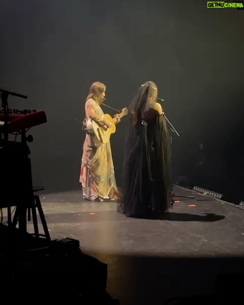 Zahara - 7.9K Likes - Amo a esta mujer muy fuerte.
Amo su manera de cantar, de estar en el escenario, de pensar, de expresarse…
He aprendido mucho en este tiempo en el que la estoy conociendo y su confianza en mí me ha llevado a llevar aún más lejos mi música y quien soy.
Cuando cantó Sansa conmigo la primera vez, en el estudio, ya me era imposible contener las lágrimas y, el otro día, en su concierto en Madrid, volvió a conmoverme como entonces.
Tiene esa cosa única dentro del cuerpo que cuando canta toca todas las fibras del mío y me hace sentir poderosa y vulnerable.
Hace unos días no solo tuve el privilegio de cantar nuestra Sansa juntas sino que pude disfrutar de su concierto, de su luz en el escenario y una de las cosas que más me emocionó fue poder escuchar en directo esas canciones que hicimos, junto a Martí, hace unos meses. Para mí ha sido muy fuerte formar parte de Ultrabelleza, saber que algunas de sus canciones son un poco mías. Escuchar algo en lo que he participado, interpretado con tanto amor y con tanto talento y cuidado, me emocionó hasta desbordárseme los lagrimones por la cara.
Qué suerte compartir la vida con Maria José, qué bonita Laura que nos cuida, qué ilusión reencontrarme con Sosa que sigue tan precioso como siempre y conocer a Julio. Qué lujo tener siempre a Guille atento a todo, sosteniéndome. Gracias infinitas por aquella noche. Gracias, Maria José, por prestarme tu escenario y a tu público. Gracias por cuidarme y tratarme con tanto respeto y cariño y siempre.
Te quiero mucho.
Y gracias a Estela por descubrirme a Duarte y así poder llevar precioso vestido que era una fantasía y no podía ser más ideal para una noche tan bonita.
Las fotos y vídeos son de @william_warrior, menos la primera que es del @festivalestrellas