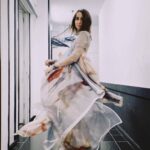 Zahara Instagram - Amo a esta mujer muy fuerte. Amo su manera de cantar, de estar en el escenario, de pensar, de expresarse… He aprendido mucho en este tiempo en el que la estoy conociendo y su confianza en mí me ha llevado a llevar aún más lejos mi música y quien soy. Cuando cantó Sansa conmigo la primera vez, en el estudio, ya me era imposible contener las lágrimas y, el otro día, en su concierto en Madrid, volvió a conmoverme como entonces. Tiene esa cosa única dentro del cuerpo que cuando canta toca todas las fibras del mío y me hace sentir poderosa y vulnerable. Hace unos días no solo tuve el privilegio de cantar nuestra Sansa juntas sino que pude disfrutar de su concierto, de su luz en el escenario y una de las cosas que más me emocionó fue poder escuchar en directo esas canciones que hicimos, junto a Martí, hace unos meses. Para mí ha sido muy fuerte formar parte de Ultrabelleza, saber que algunas de sus canciones son un poco mías. Escuchar algo en lo que he participado, interpretado con tanto amor y con tanto talento y cuidado, me emocionó hasta desbordárseme los lagrimones por la cara. Qué suerte compartir la vida con Maria José, qué bonita Laura que nos cuida, qué ilusión reencontrarme con Sosa que sigue tan precioso como siempre y conocer a Julio. Qué lujo tener siempre a Guille atento a todo, sosteniéndome. Gracias infinitas por aquella noche. Gracias, Maria José, por prestarme tu escenario y a tu público. Gracias por cuidarme y tratarme con tanto respeto y cariño y siempre. Te quiero mucho. Y gracias a Estela por descubrirme a Duarte y así poder llevar precioso vestido que era una fantasía y no podía ser más ideal para una noche tan bonita. Las fotos y vídeos son de @william_warrior, menos la primera que es del @festivalestrellas