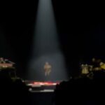 Zahara Instagram - Amo a esta mujer muy fuerte. Amo su manera de cantar, de estar en el escenario, de pensar, de expresarse… He aprendido mucho en este tiempo en el que la estoy conociendo y su confianza en mí me ha llevado a llevar aún más lejos mi música y quien soy. Cuando cantó Sansa conmigo la primera vez, en el estudio, ya me era imposible contener las lágrimas y, el otro día, en su concierto en Madrid, volvió a conmoverme como entonces. Tiene esa cosa única dentro del cuerpo que cuando canta toca todas las fibras del mío y me hace sentir poderosa y vulnerable. Hace unos días no solo tuve el privilegio de cantar nuestra Sansa juntas sino que pude disfrutar de su concierto, de su luz en el escenario y una de las cosas que más me emocionó fue poder escuchar en directo esas canciones que hicimos, junto a Martí, hace unos meses. Para mí ha sido muy fuerte formar parte de Ultrabelleza, saber que algunas de sus canciones son un poco mías. Escuchar algo en lo que he participado, interpretado con tanto amor y con tanto talento y cuidado, me emocionó hasta desbordárseme los lagrimones por la cara. Qué suerte compartir la vida con Maria José, qué bonita Laura que nos cuida, qué ilusión reencontrarme con Sosa que sigue tan precioso como siempre y conocer a Julio. Qué lujo tener siempre a Guille atento a todo, sosteniéndome. Gracias infinitas por aquella noche. Gracias, Maria José, por prestarme tu escenario y a tu público. Gracias por cuidarme y tratarme con tanto respeto y cariño y siempre. Te quiero mucho. Y gracias a Estela por descubrirme a Duarte y así poder llevar precioso vestido que era una fantasía y no podía ser más ideal para una noche tan bonita. Las fotos y vídeos son de @william_warrior, menos la primera que es del @festivalestrellas
