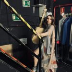 Zahara Instagram - Amo a esta mujer muy fuerte. Amo su manera de cantar, de estar en el escenario, de pensar, de expresarse… He aprendido mucho en este tiempo en el que la estoy conociendo y su confianza en mí me ha llevado a llevar aún más lejos mi música y quien soy. Cuando cantó Sansa conmigo la primera vez, en el estudio, ya me era imposible contener las lágrimas y, el otro día, en su concierto en Madrid, volvió a conmoverme como entonces. Tiene esa cosa única dentro del cuerpo que cuando canta toca todas las fibras del mío y me hace sentir poderosa y vulnerable. Hace unos días no solo tuve el privilegio de cantar nuestra Sansa juntas sino que pude disfrutar de su concierto, de su luz en el escenario y una de las cosas que más me emocionó fue poder escuchar en directo esas canciones que hicimos, junto a Martí, hace unos meses. Para mí ha sido muy fuerte formar parte de Ultrabelleza, saber que algunas de sus canciones son un poco mías. Escuchar algo en lo que he participado, interpretado con tanto amor y con tanto talento y cuidado, me emocionó hasta desbordárseme los lagrimones por la cara. Qué suerte compartir la vida con Maria José, qué bonita Laura que nos cuida, qué ilusión reencontrarme con Sosa que sigue tan precioso como siempre y conocer a Julio. Qué lujo tener siempre a Guille atento a todo, sosteniéndome. Gracias infinitas por aquella noche. Gracias, Maria José, por prestarme tu escenario y a tu público. Gracias por cuidarme y tratarme con tanto respeto y cariño y siempre. Te quiero mucho. Y gracias a Estela por descubrirme a Duarte y así poder llevar precioso vestido que era una fantasía y no podía ser más ideal para una noche tan bonita. Las fotos y vídeos son de @william_warrior, menos la primera que es del @festivalestrellas