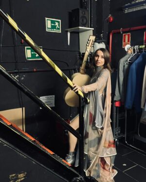 Zahara Instagram - Amo a esta mujer muy fuerte. 
Amo su manera de cantar, de estar en el escenario, de pensar, de expresarse…
He aprendido mucho en este tiempo en el que la estoy conociendo y su confianza en mí me ha llevado a llevar aún más lejos mi música y quien soy.
Cuando cantó Sansa conmigo la primera vez, en el estudio, ya me era imposible contener las lágrimas y, el otro día, en su concierto en Madrid, volvió a conmoverme como entonces.
Tiene esa cosa única dentro del cuerpo que cuando canta toca todas las fibras del mío y me hace sentir poderosa y vulnerable.

Hace unos días no solo tuve el privilegio de cantar nuestra Sansa juntas sino que pude disfrutar de su concierto, de su luz en el escenario y una de las cosas que más me emocionó fue poder escuchar en directo esas canciones que hicimos, junto a Martí, hace unos meses. Para mí ha sido muy fuerte formar parte de Ultrabelleza, saber que algunas de sus canciones son un poco mías. Escuchar algo en lo que he participado, interpretado con tanto amor y con tanto talento y cuidado, me emocionó hasta desbordárseme los lagrimones por la cara. 
Qué suerte compartir la vida con Maria José, qué bonita Laura que nos cuida, qué ilusión reencontrarme con Sosa que sigue tan precioso como siempre y conocer a Julio. Qué lujo tener siempre a Guille atento a todo, sosteniéndome. Gracias infinitas por aquella noche. Gracias, Maria José, por prestarme tu escenario y a tu público. Gracias por cuidarme y tratarme con tanto respeto y cariño y siempre. 
Te quiero mucho.
Y gracias a Estela por descubrirme a Duarte y así poder llevar precioso vestido que era una fantasía y no podía ser más ideal para una noche tan bonita.

Las fotos y vídeos son de @william_warrior, menos la primera  que es del @festivalestrellas