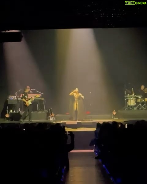 Zahara - 7.9K Likes - Amo a esta mujer muy fuerte.
Amo su manera de cantar, de estar en el escenario, de pensar, de expresarse…
He aprendido mucho en este tiempo en el que la estoy conociendo y su confianza en mí me ha llevado a llevar aún más lejos mi música y quien soy.
Cuando cantó Sansa conmigo la primera vez, en el estudio, ya me era imposible contener las lágrimas y, el otro día, en su concierto en Madrid, volvió a conmoverme como entonces.
Tiene esa cosa única dentro del cuerpo que cuando canta toca todas las fibras del mío y me hace sentir poderosa y vulnerable.
Hace unos días no solo tuve el privilegio de cantar nuestra Sansa juntas sino que pude disfrutar de su concierto, de su luz en el escenario y una de las cosas que más me emocionó fue poder escuchar en directo esas canciones que hicimos, junto a Martí, hace unos meses. Para mí ha sido muy fuerte formar parte de Ultrabelleza, saber que algunas de sus canciones son un poco mías. Escuchar algo en lo que he participado, interpretado con tanto amor y con tanto talento y cuidado, me emocionó hasta desbordárseme los lagrimones por la cara.
Qué suerte compartir la vida con Maria José, qué bonita Laura que nos cuida, qué ilusión reencontrarme con Sosa que sigue tan precioso como siempre y conocer a Julio. Qué lujo tener siempre a Guille atento a todo, sosteniéndome. Gracias infinitas por aquella noche. Gracias, Maria José, por prestarme tu escenario y a tu público. Gracias por cuidarme y tratarme con tanto respeto y cariño y siempre.
Te quiero mucho.
Y gracias a Estela por descubrirme a Duarte y así poder llevar precioso vestido que era una fantasía y no podía ser más ideal para una noche tan bonita.
Las fotos y vídeos son de @william_warrior, menos la primera que es del @festivalestrellas